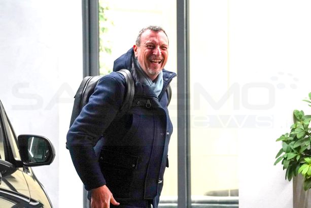 Adesso è Festival: arrivato al Globo il mattatore Amadeus: domani primo contatto con l'Ariston (Foto) Adesso è Festival: arrivato al Globo il mattatore Amadeus: domani primo contatto con l'Ariston (Foto)