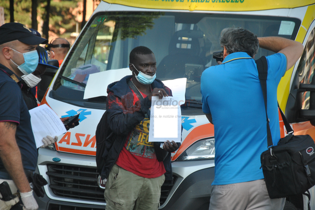 Schedati, controllati e trasferiti i migranti nel parco Gullino di Saluzzo, di fatto sgomberato (FOTO e VIDEO) Schedati, controllati e trasferiti i migranti nel parco Gullino di Saluzzo, di fatto sgomberato (FOTO e VIDEO)