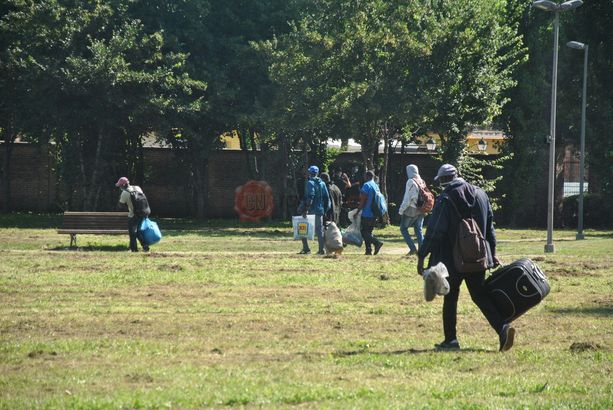 Migranti della frutta, dopo l’operazione delle Forze dell’ordine, tornano nel parco Gullino di Saluzzo: allontanati dalla Polizia Migranti della frutta, dopo l’operazione delle Forze dell’ordine, tornano nel parco Gullino di Saluzzo: allontanati dalla Polizia