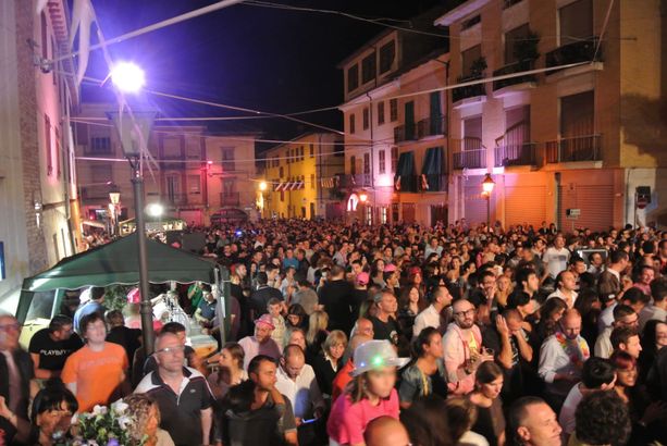 Anche Canale costretta ad annullare la sua storica "Fiera del Pesco" Anche Canale costretta ad annullare la sua storica "Fiera del Pesco"