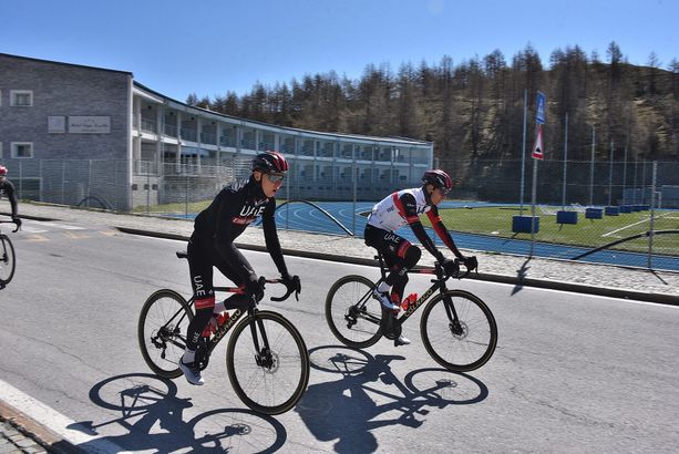 Tadej Pogačar riparte dal Sestriere per bissare la maglia gialla