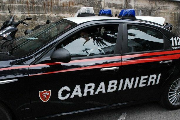 Preso a calci e pugni e derubato: fermati i tre giovani autori della violenta rapina a Ivrea