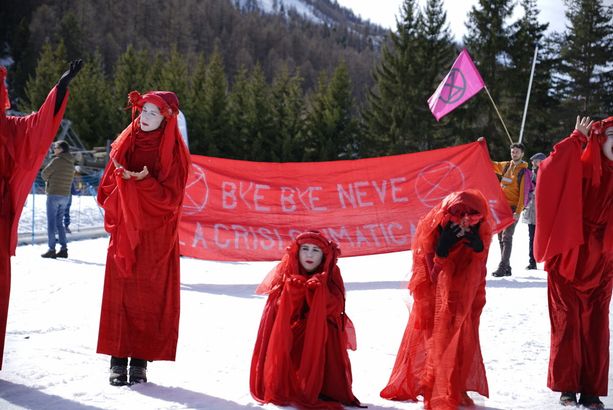 Dagli uffici rai alle piste di Claviere, la protesta degli Extinction Rebellion si sposta sulla neve [FOTO]