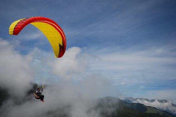 Parapendio in difficoltà al Campo dei Fiori. Intervengono Soccorso Alpino e vigili del fuoco Parapendio in difficoltà al Campo dei Fiori. Intervengono Soccorso Alpino e vigili del fuoco