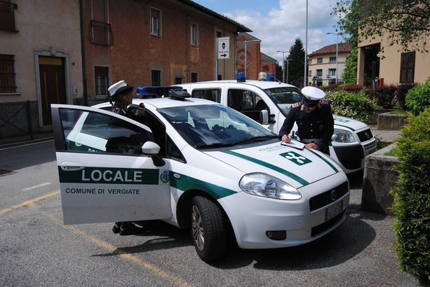 Guida l'auto a folle velocità sotto l'effetto di psicofarmaci e in astinenza da droga e semina il panico per le strade di Vergiate