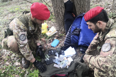 Un minimarket della droga scoperto e smantellato nei boschi di Cunardo: un arresto