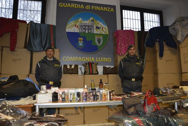 Merce taroccata sul web. La Finanza di Luino sgomina una filiera del falso: sequestrato mezzo milione di prodotti e denunciate 92 persone Merce taroccata sul web. La Finanza di Luino sgomina una filiera del falso: sequestrato mezzo milione di prodotti e denunciate 92 persone