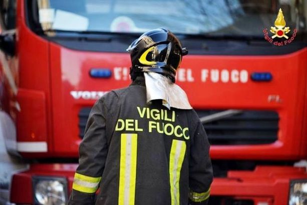 Fiamme a Solbiate Arno in una palazzina: colonna di fumo ben visibile dall'autostrada