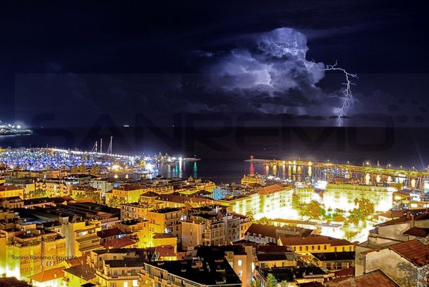 Allerta arancione: notte di tuoni, fulmini e pioggia ma situazione sotto controllo, chiusa l'autostrada ad Imperia Allerta arancione: notte di tuoni, fulmini e pioggia ma situazione sotto controllo, chiusa l'autostrada ad Imperia