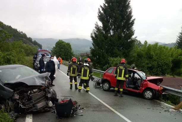 Pensionato di 85 anni muore in uno scontro frontale a Bagnasco. Ferita una giovane donna Pensionato di 85 anni muore in uno scontro frontale a Bagnasco. Ferita una giovane donna