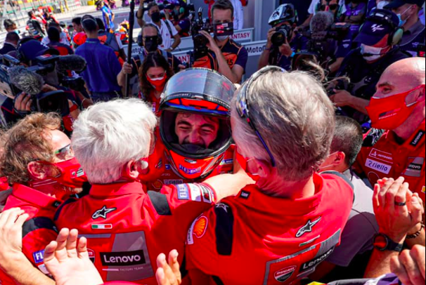 "L'allievo diventa maestro": Pecco Bagnaia trionfa ad Aragon