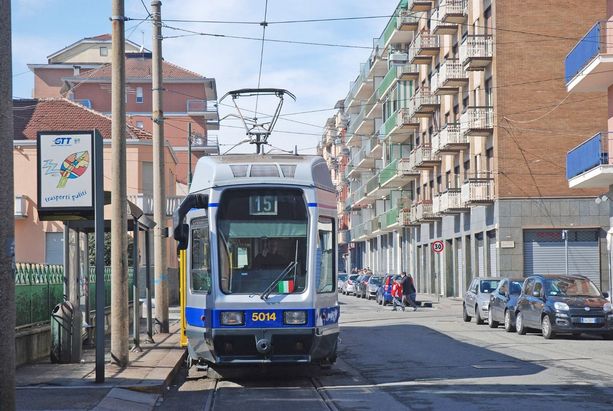 Fuma e urina sul tram, poi strappa la catenella divisoria minacciando l'autista: arrestato Fuma e urina sul tram, poi strappa la catenella divisoria minacciando l'autista: arrestato