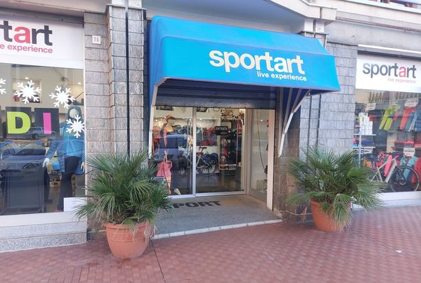Savona, sfondano la vetrina con un'auto e rubano piumini e zaini: furto da SportArt in via Trilussa