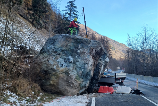 Masso di diverse tonnellate frana sulla provinciale in Valvaraita: sarà fatta brillare con la dinamite