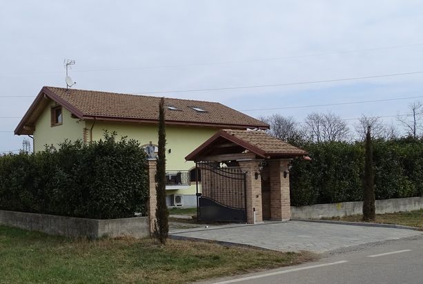 Furto auto di lusso, la Polizia sequestra beni per oltre mezzo milione di euro ad un 56enne Furto auto di lusso, la Polizia sequestra beni per oltre mezzo milione di euro ad un 56enne