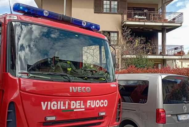 Incendio su un balcone di una palazzina a Luserna Alta