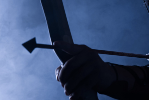 Varesino arrestato per tentato omicidio: ha colpito un uomo con una freccia nei vicoli di Genova