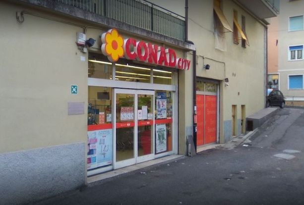 Incidente sul lavoro a Pra', insegna del Conad si stacca e colpisce una dipendente del supermercato