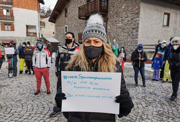 Bardonecchia, il parroco fa suonare le campane e il paese si ferma mezz'ora: è il flashmob della montagna contro lo stop allo sci [FOTO e VIDEO]