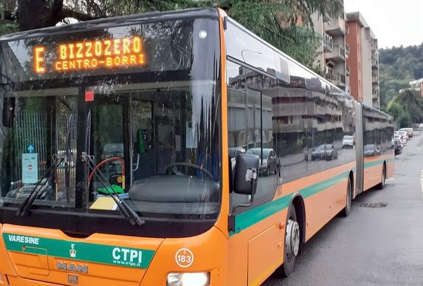 Aggredì con minacce e insulti due controllori di Autolinee Varesine: per l'esagitato arrivano condanna e risarcimento