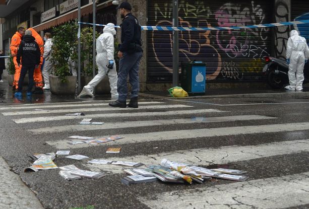 Omicidio a Milano: uomo ucciso a colpi di forbice dal titolare del bar che aveva tentato di rapinare Omicidio a Milano: uomo ucciso a colpi di forbice dal titolare del bar che aveva tentato di rapinare