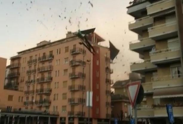 VIDEO. Luino, il tetto di una casa scaraventato in strada dalla furia del vento