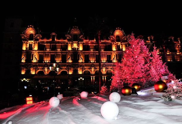 Natale in arrivo a Monaco: iniziata l'installazione delle luminarie per le feste Natale in arrivo a Monaco: iniziata l'installazione delle luminarie per le feste