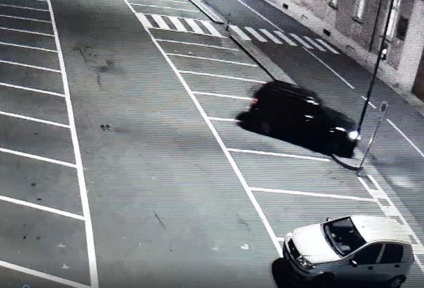 Vigone: prova a uscire dalla piazza vuota, ma urta il palo della luce [VIDEO]