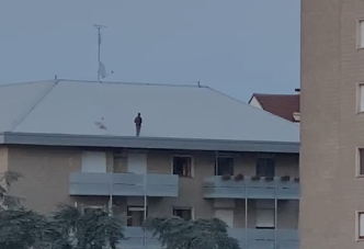 Le voci di Santa Rita, arrivati al terzo giorno di stallo: "Da venerdì con l'uomo che cammina sui nostri tetti. La notte ci chiudiamo in casa"