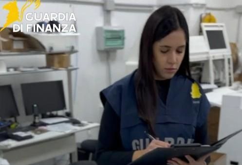 Vendeva capi d'abbigliamento contraffatti su una piattaforma web: denunciato il titolare di una stamperia di Gallarate