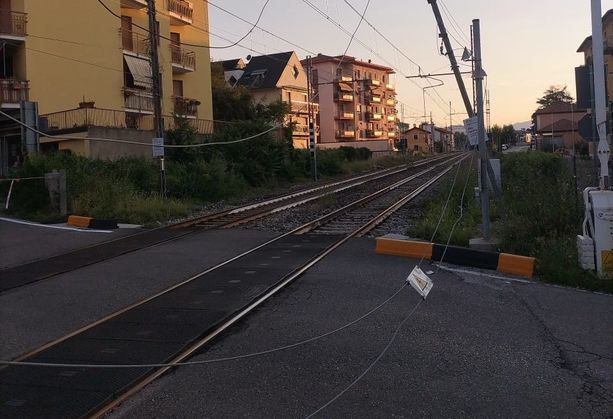 Camion travolge i piloni dell'alimentazione dei treni del passaggio a livello di Gazzada: circolazione ferroviaria sospesa