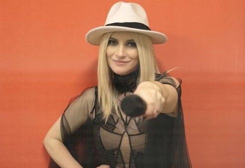 Il primo inno ufficiale della Fifa vede affiancati Laura Pausini e Robbie Williams Il primo inno ufficiale della Fifa vede affiancati Laura Pausini e Robbie Williams