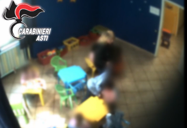 Asti, violenze e insulti razzisti in un asilo: sospese due educatrici [VIDEO]