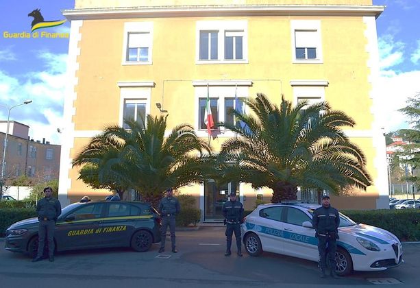 Prodotti non conformi alla marcatura CE, blitz di Finanza e polizia locale a Savona: sequestrati profumi, cosmetici e giocattoli Prodotti non conformi alla marcatura CE, blitz di Finanza e polizia locale a Savona: sequestrati profumi, cosmetici e giocattoli