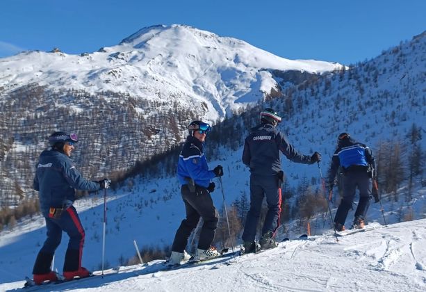Carabinieri e gendarmi insieme sulle piste da sci della Vialattea Carabinieri e gendarmi insieme sulle piste da sci della Vialattea