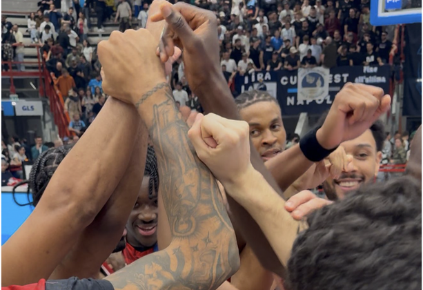 Vedi Napoli e poi... vivi. Varese c'è e vuole salvarsi Vedi Napoli e poi... vivi. Varese c'è e vuole salvarsi