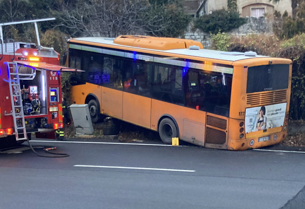 Incidente in viale Aguggirari, coinvolto un autobus: otto persone soccorse Incidente in viale Aguggirari, coinvolto un autobus: otto persone soccorse