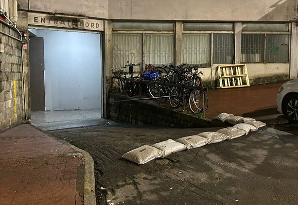 Sanremo si prepara all’allerta arancione: dopo gli allagamenti di sabato, spuntano sacchi di protezione al Mercato Annonario (Foto)