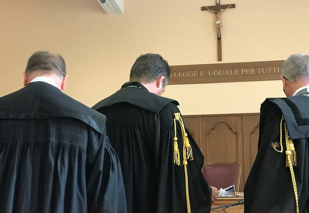 Picchiò la madre e minacciò il padre: 40enne condannato a 4 anni di carcere