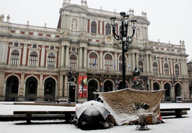 La neve e il dramma della solitudine: la tenda imbiancata in centro una ferita per Torino