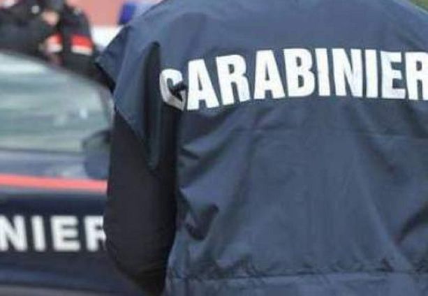 Carabiniere fuori servizio insegue e ferma tre scippatori a Sesto Calende