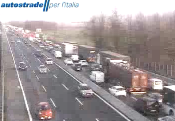 Incidente in Autolaghi: coinvolte tre auto e un camion. Ferito un ragazzo e traffico in tilt Incidente in Autolaghi: coinvolte tre auto e un camion. Ferito un ragazzo e traffico in tilt