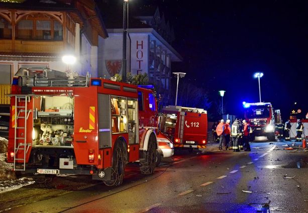 Immane tragedia in Alto Adige: un'auto falcia un gruppo di ragazzi. Sei morti e undici feriti