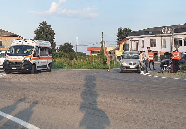 Scontro tra auto e bicicletta in una rotonda a Vigone Scontro tra auto e bicicletta in una rotonda a Vigone