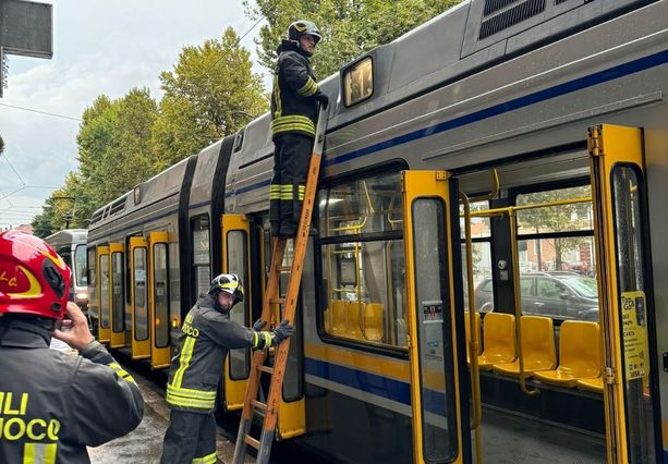 Un fulmine colpisce un tram 13 carico di passeggeri: paura a bordo