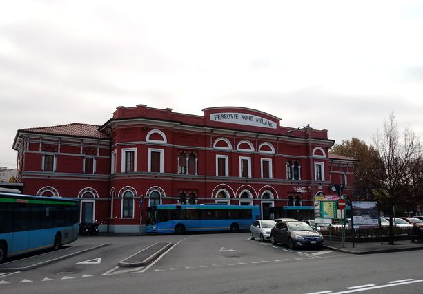 Un uomo di 56 anni muore davanti alla stazione di Varese Un uomo di 56 anni muore davanti alla stazione di Varese