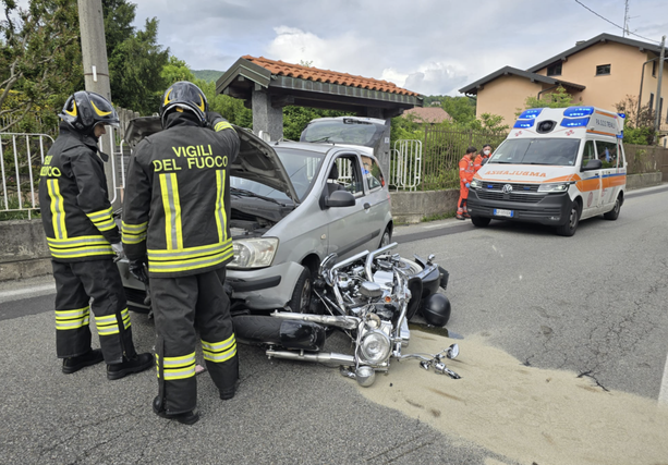 Schianto tra un'auto e una moto a Ferrera di Varese: un ferito Schianto tra un'auto e una moto a Ferrera di Varese: un ferito