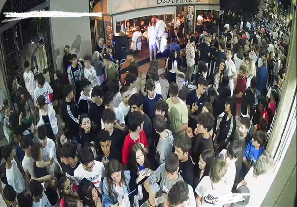 Una rissa, scoppiata per un accendino, rovina la festa per i 10 anni del Barcelona di Asti [VIDEO]