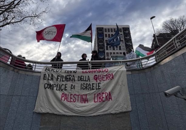 Sagome bianche con sangue finto: protesta Pro Palestina davanti a Leonardo Sagome bianche con sangue finto: protesta Pro Palestina davanti a Leonardo
