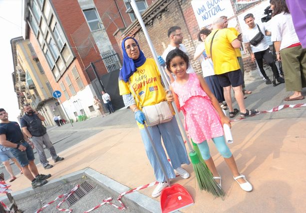 Una marea gialla ripulisce Barriera con scope e raccoglitori: &quot;Così diciamo al quartiere, ti vogliamo bene” [FOTO]